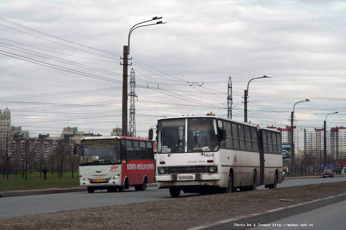 Самая распространённая модель автобуса в Петербурге в 90-ые - Ikarus 280.33. Авторство моё