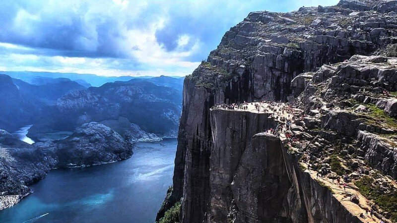 Гора Preikestolen, Норвегия. Фото by Asma Invasion https://www.instagram.com/p/B0o0dQ8BmVg/