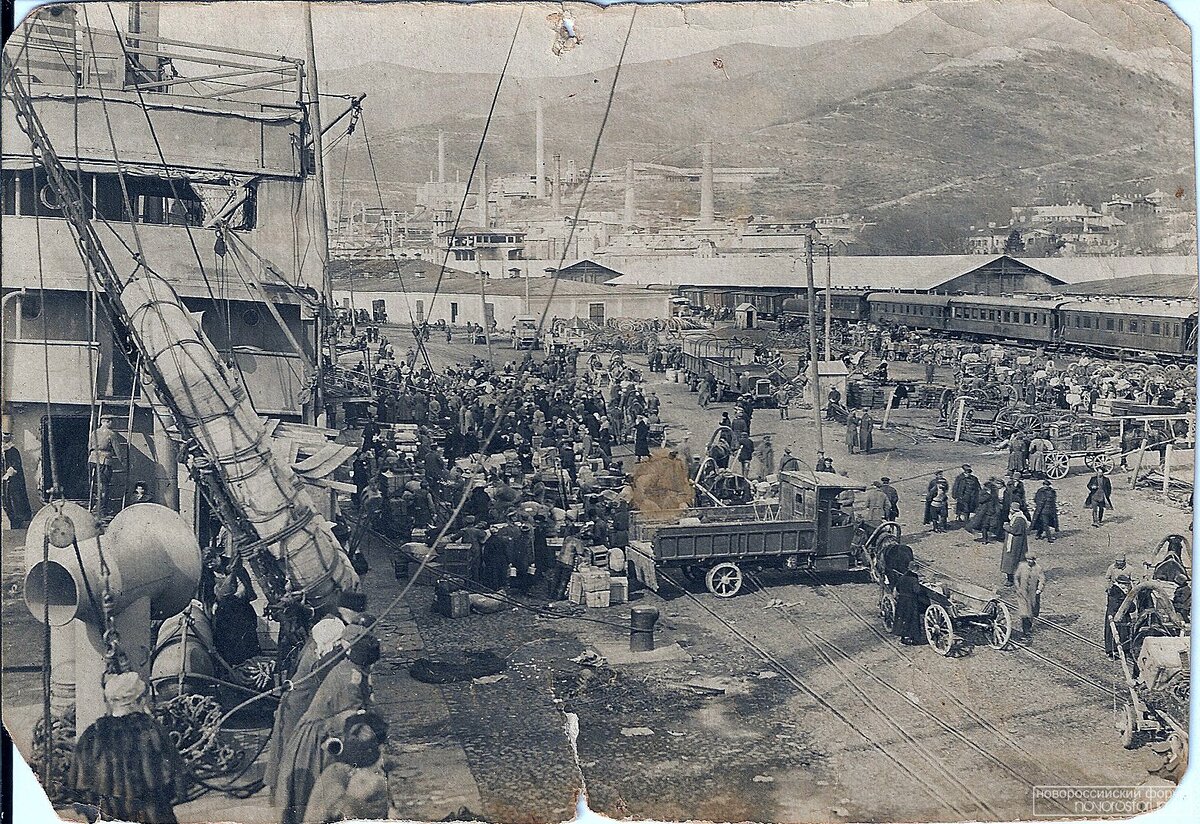 Посадка на пароход в Новороссийске. Источник: Pinterest