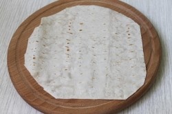 ШАГ 2:
Лаваш, если вы купили квадратный, обрежьте и сделайте из него круг.