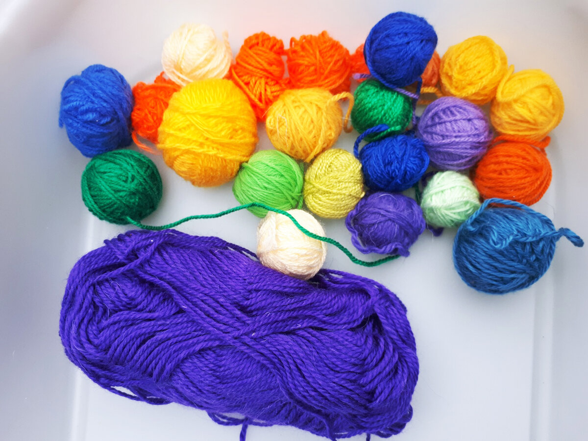Кусок нитки. Разноцветная пряжа для вязания. Остатки пряжи. Клубки ниток для вязания. Шерстяные нитки.