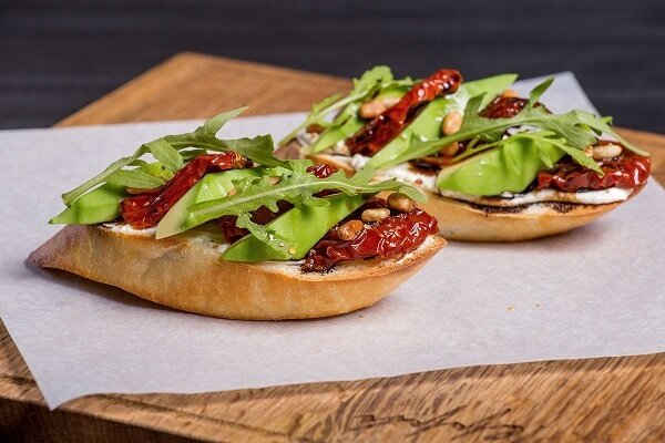 брускетта с вялеными томатами, авокадо, рукколой и кедровыми орешками