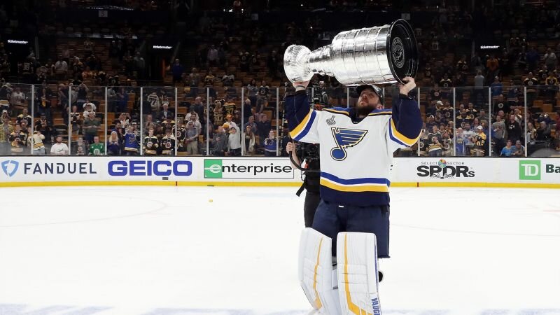 Джордан Биннингтон, «Сент-Луис Блюз», с Кубком СтэнлиGetty Images
