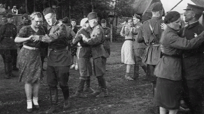 Слова: Евгений Долматовский. Музыка: Марк Фрадкин. 