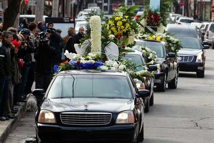 Траурный кортеж с венками на автомобилях. 