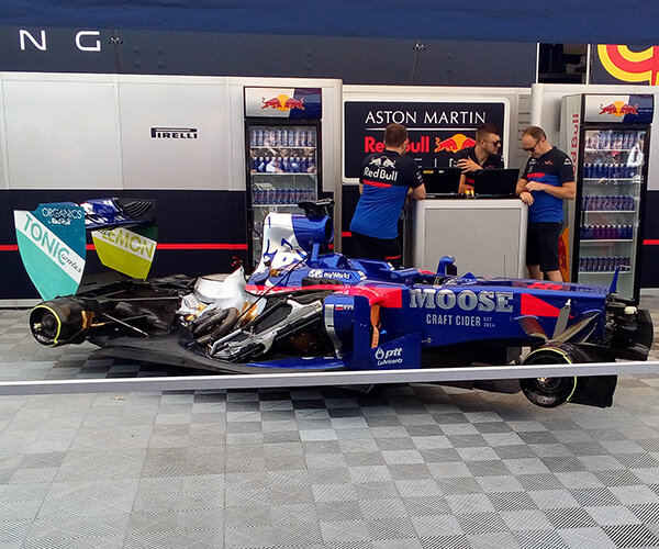 Болид Toro Rosso без кожуха.