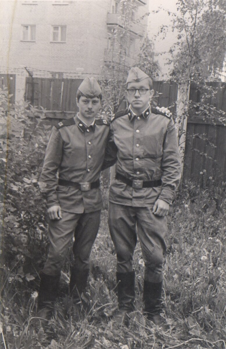 Слева Гена Максюта