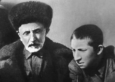 Расул Гамзатов с отцом