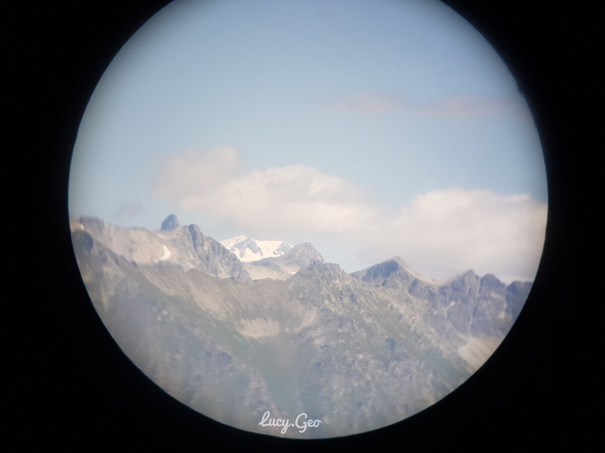 Эльбрус, вид со стороны Домбая в бинокль. До него около 60 км по прямой