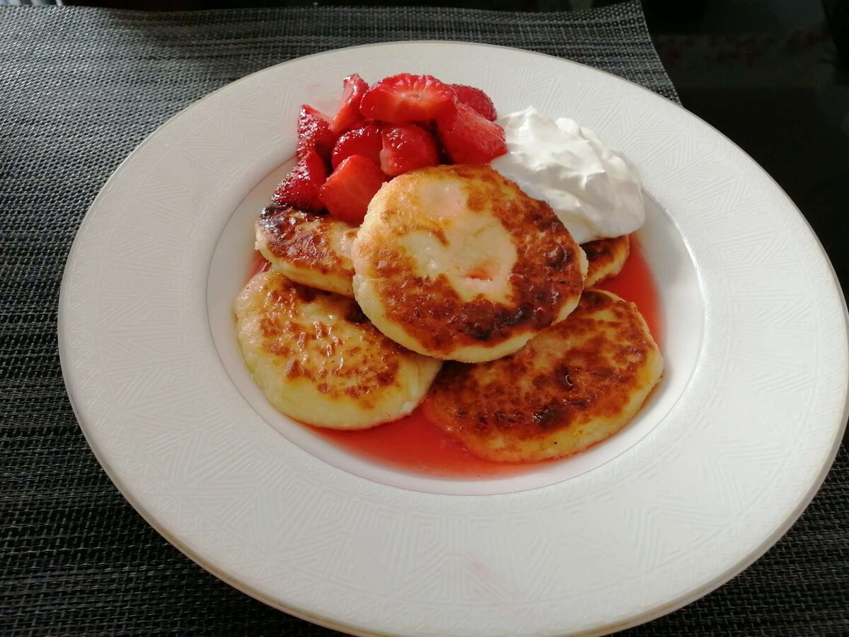 Вам понадобится: + 2 пачки творога(по 180 гр)
+ 1-2 куриной яйцо(по вкусу)
+ 2-4 столовые ложки сахара если любите сладкие(4), если не очень (2)😊
+ 1 чайную ложку соли без горки 
+ 3 столовые ложки муки
+ я добавляю пачку ванилина для запаха
+  мука для присыпки