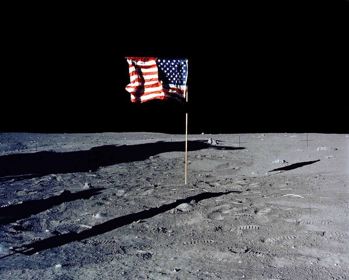 Флаг американцев на Луне. Британский флаг на Луне. Почему американский флаг на Луне развивается. First Chinese Flag on the Moon.