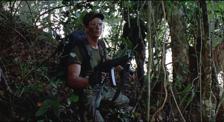 Пистолет-пулемет МР5 можно держать одной рукой, а вот стрелять уже проблематично.