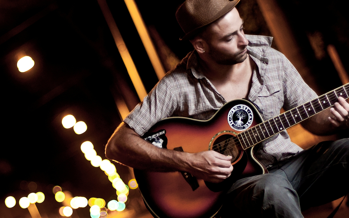 Необязательно иметь дорогую гитару и оборудование, чтобы круто играть!