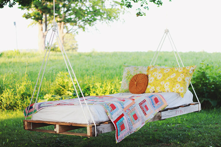 https://themerrythought.com/diy/diy-pallet-swing-bed/