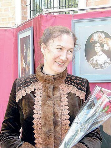 Ирина Вячеславовна Анопко родилась в городе Калинине (ныне Тверь). Окончила музыкальное училище Ленинградской государственной консерватории имени Римского-Корсакова, потом факультет культуры Санкт-Петербургского университета профсоюзов. Работала в Брянской филармонии, а семь лет назад перешла в Парк Толстого. С 2015 года - замдиректора по творческой работе городского объединения парков.