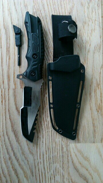 1 Охотничий нож с фиксированным лезвием.