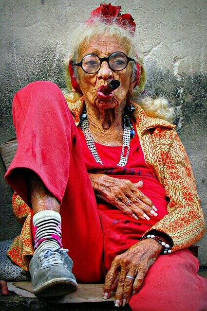 Сидит такая бабуля и названивает)))