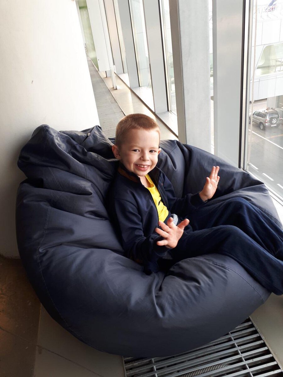 Матвей в ожидании посадки на самолет, который увезет его в новую жизнь)