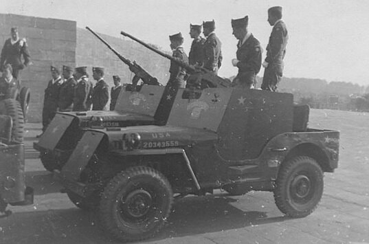 В декабре 1944 года в Арденах  Американские солдаты механизированного патруля действовали на переоборудованных джипах,прикрытых бронелистами.