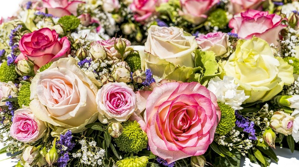 https://pixabay.com/photos/flowers-bouquet-roses-wedding-3441662/