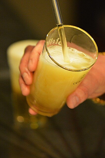Quelle : https://cdn.pixabay.com/photo/2015/03/30/20/34/beer-700144_960_720.jpg