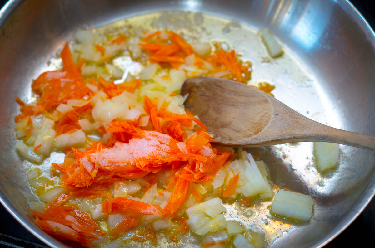 Обжариваем лук и морковь на небольшом количестве сливочного масла