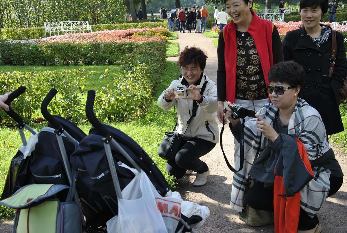 Китайские туристки в Екатерининском парке Царского Села