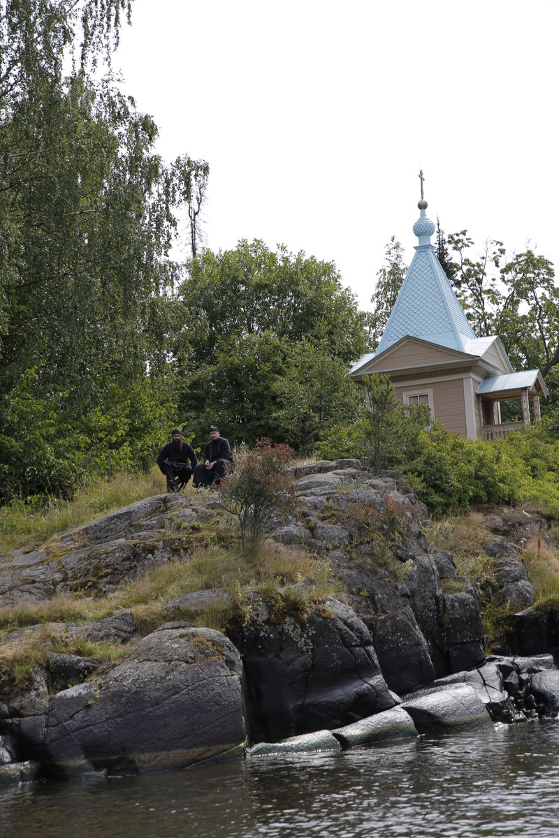 Вход в Монастырскую бухту ни с чем не спутать. Ее украшение – Никольский скит