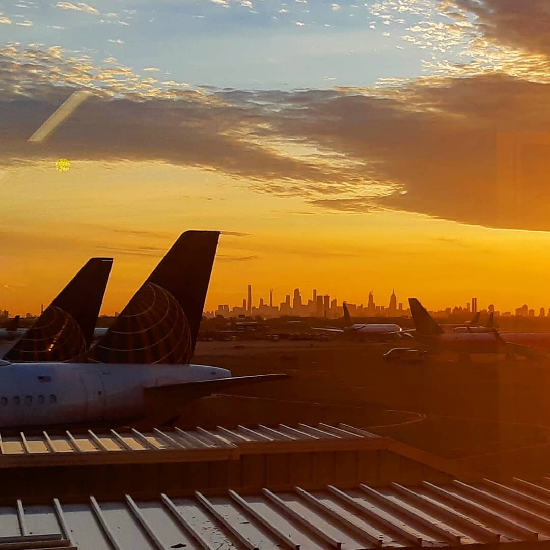 Рассвет в аэропорту Нью-Йорк EWR, сентябрь 2019 г. Перед вылетом в Гавану.