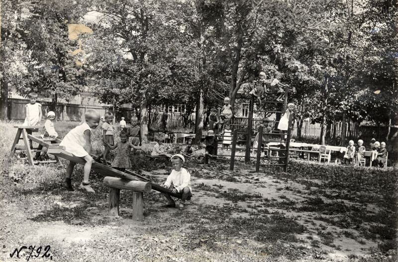 Это 1936 год. Видимо детская площадка детского сада или летней дачи. Фото https://russiainphoto.ru/