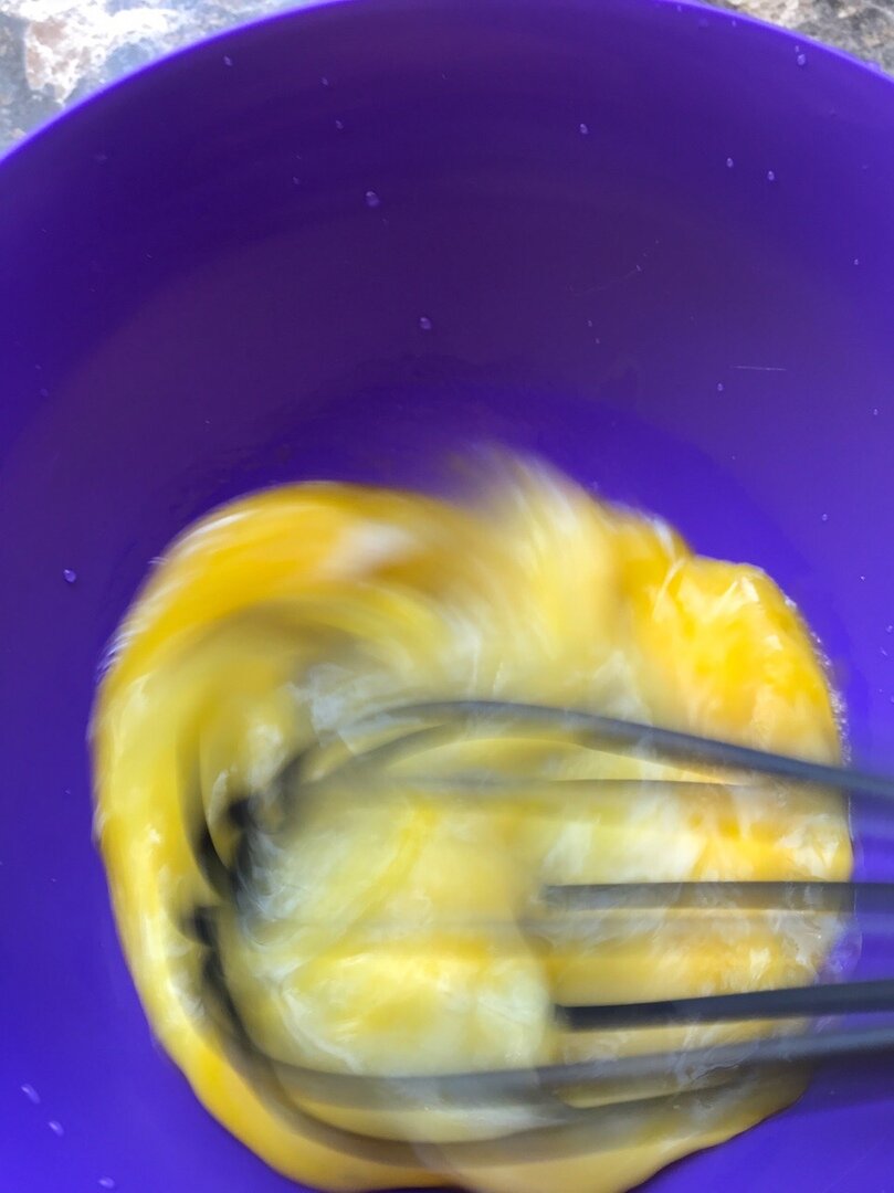 Взбиваем яйца венчиком.