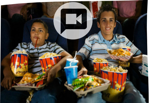 кинобар. еда в кинотеатре. можно в кино со своей едой. кафе кинотеатр. объявление маски для посетителей.