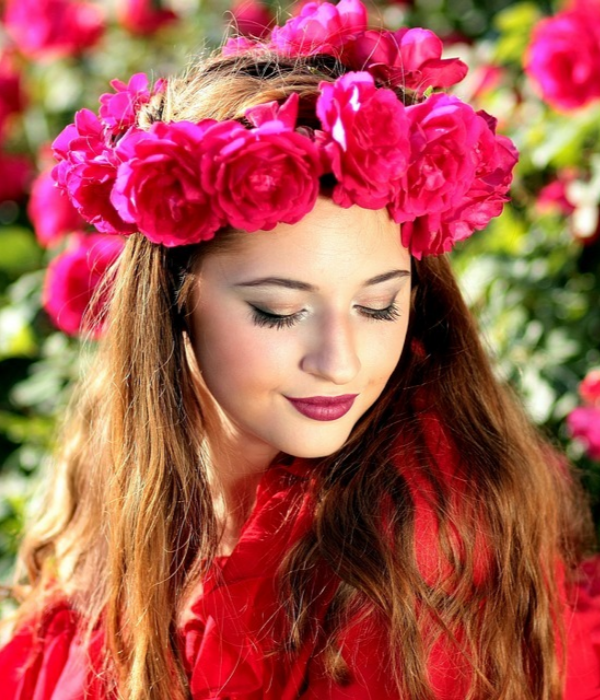 https://cdn.pixabay.com/photo/2016/05/19/17/09/girl-1403418_960_720.jpg