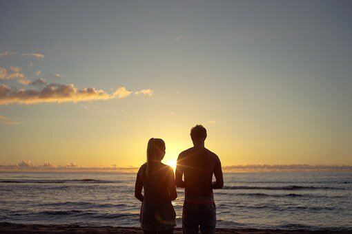 https://cdn.pixabay.com/photo/2015/07/27/20/23/couple-863456__340.jpg