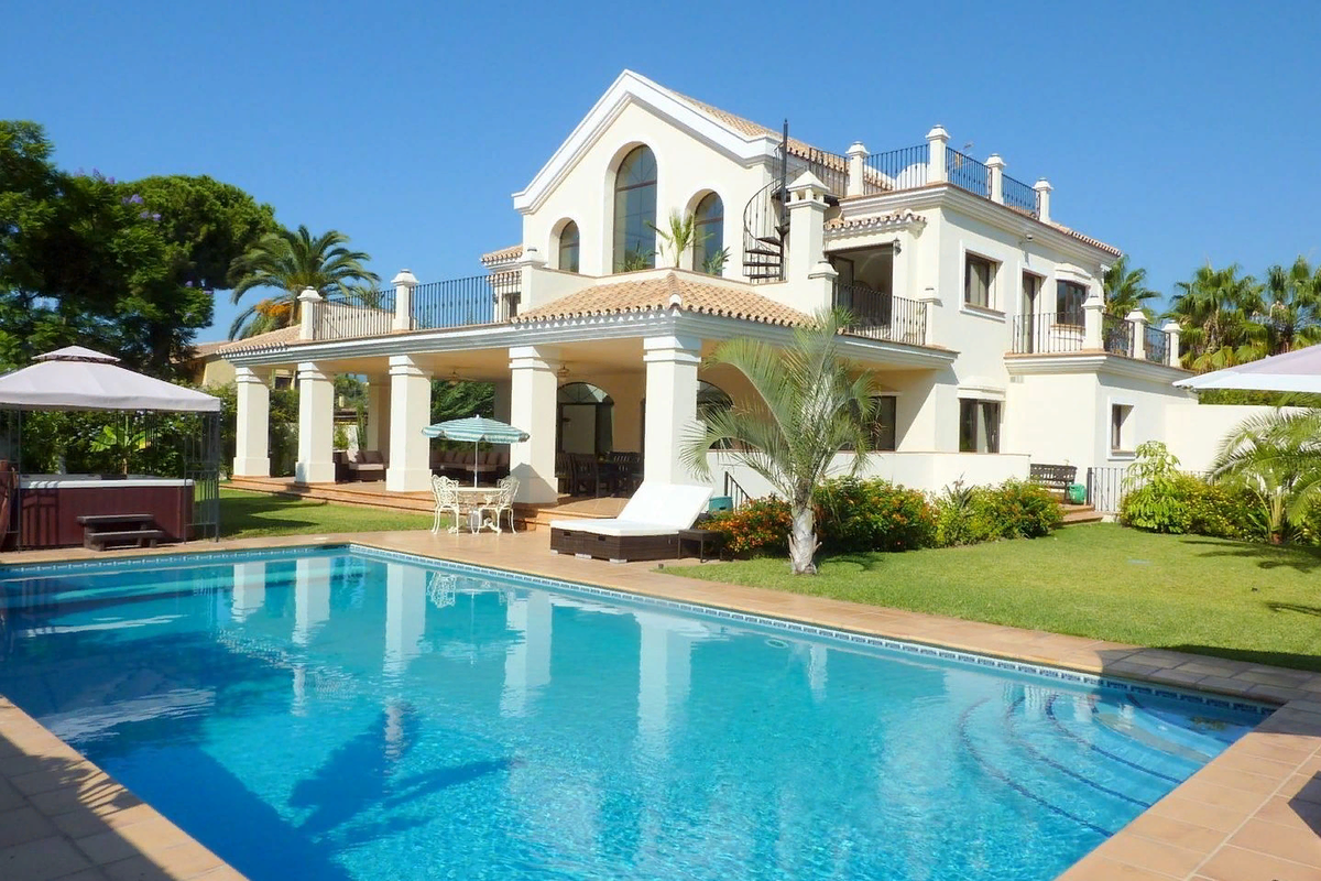 Что может волновать безработного человека на кредитной БМВ? Конечно же, цены на недвижимость в Испании