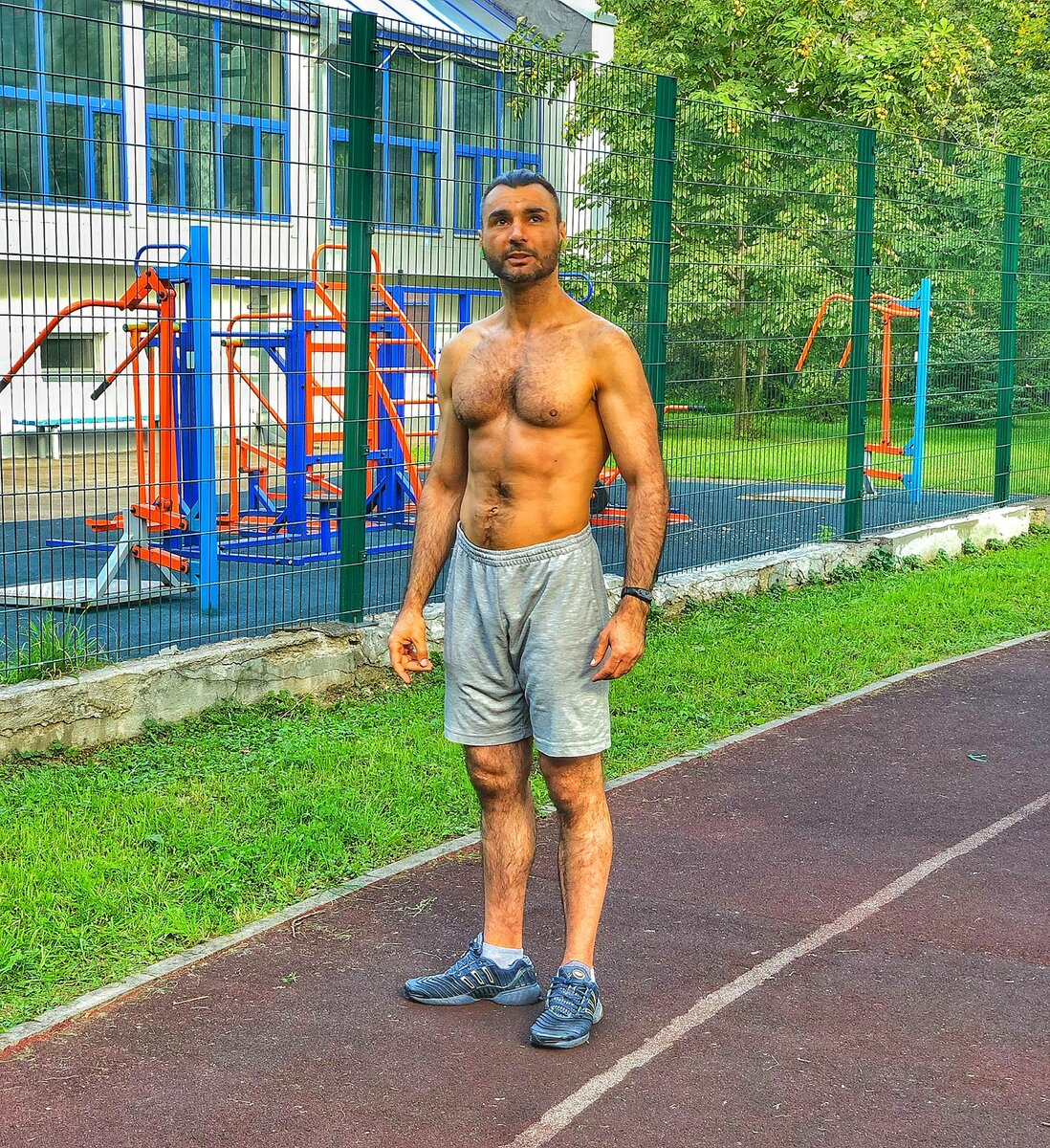 Сентябрь 2019 г. Тренируюсь на стадионе на петлях TRX 🏋🏻‍♂️