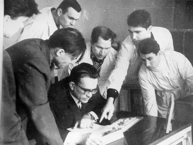 В.М. Глушков с группой инженеров за пультом новой ЭВМ