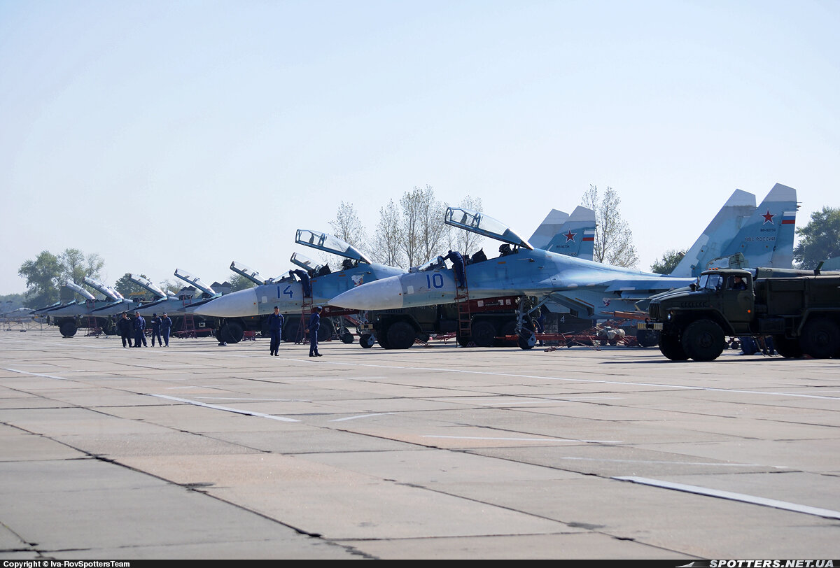 АПА уже помогают  запустить двигатели у Су-27.ю ещё пара минут и нас ждёт незабываемое зрелище!