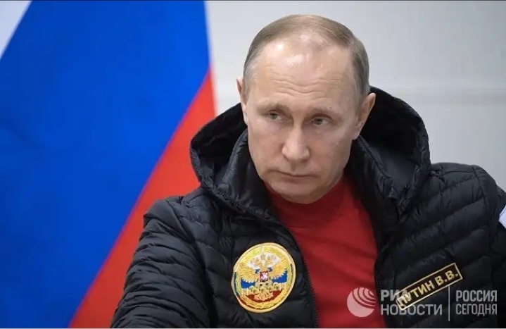 Владимир Путин, который сказал, что он был «просто-таки ошарашен» откровениями из недавно опубликованных результатов расследования Мюллера, как сообщается, сейчас в шоке. «Черт, а с кем же я тогда работал?» — задается вопросом российский президент. Американское сатирическое издание рассказывает про реакцию Путина на доклад Мюллера.