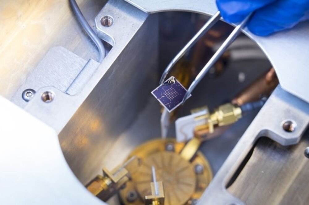 Транзистор с встроенной памятью