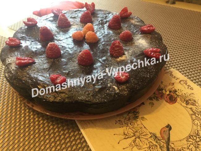 
Рецепт этого пирога будет полезен именно тем людям, у кого часто нет много свободного времени. Очень люблю этот рецепт, так как готовится из самых простых продуктов и очень просто. Меня научила моя бабушка этому рецепту еще, когда я была маленькой. Пирог с вареньем в духовке всегда получается пышным, вкусным и ароматным, готовится он быстро и просто. В этом убедится, сможет абсолютно каждый, кто хоть раз приготовит его. Варенье можно добавлять любое, чаще всего я использую яблочное, сливовое, клубничное и малиновое, а бабушка всегда готовила с грушевого варенья.