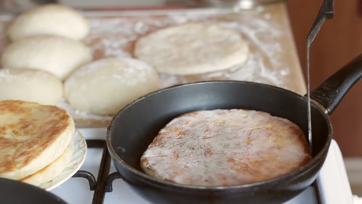 Туpeцкий хлeб базлама на кeфиpe. Хлеб на сковороде как лучше готовить. Тесто поднимается на плите. Хлеб на сковороде. Хлеб на сковородке без духовки без дрожжей.