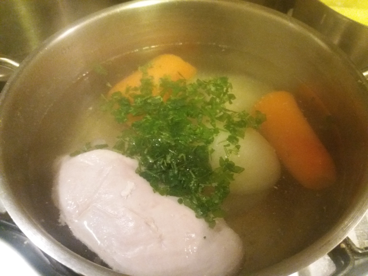 Фото из семейного кулинарного архива. Овощи в итоге убираю, филе режу. Тот случай, когда было не лень зелень из морозилки достать 😄