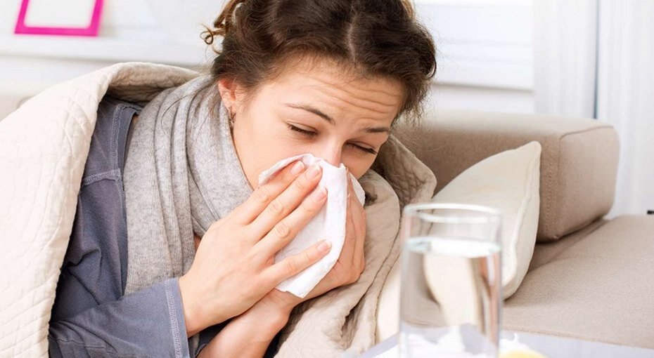 Симптомы всем известны. Голос с утра у любого человека кажеться глухим и хриплым. Зажмите рукой нос и жалуйтесь на слабость и ломоту