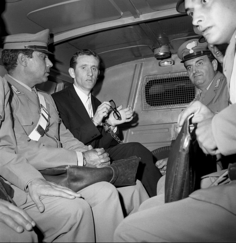 Арестованный Лутринг в полицейской машине