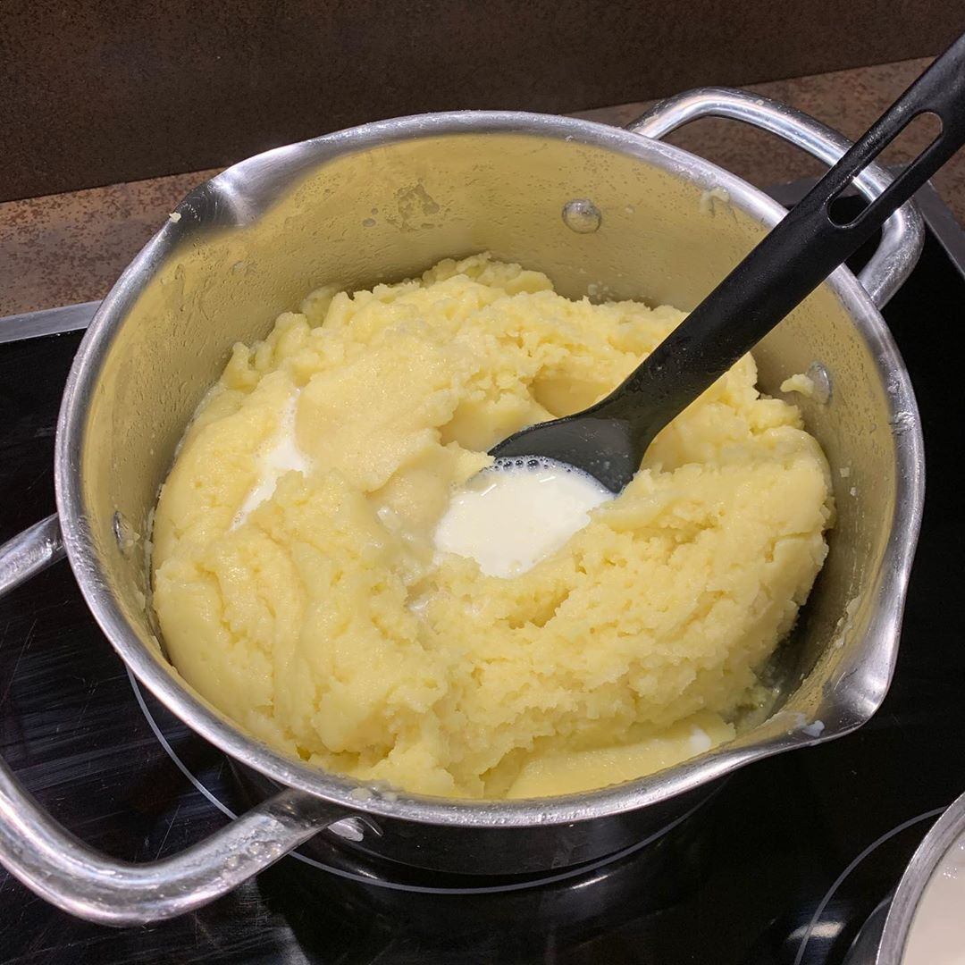 Толченка. Приготовление картофельного пюре. Пюре в кастрюле. Картофельное пюре в кастрюле.