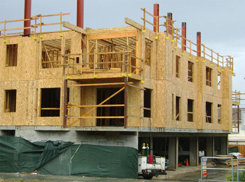 Известно, что одна нитка легко рвётся, а две, сплетенные в косичку, имеет прочность на разрыв, значительно превышающую суммарную прочность двух ниток. Эта идея была реализована в ОСП. Путем многочисленных исследований было установлено, что наилучшими свойствами обладают плиты, в которых древесные стружки уложены слоями, перпендикулярно друг к другу. Вскоре был создан специальный клей и отработаны оптимальные режимы термопрессовки.