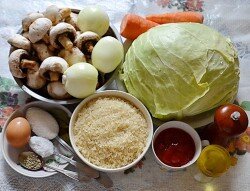 ШАГ 1:
Продукты для приготовления голубцов. Шампиньоны, лук, морковь, капусту очищаем, моем.