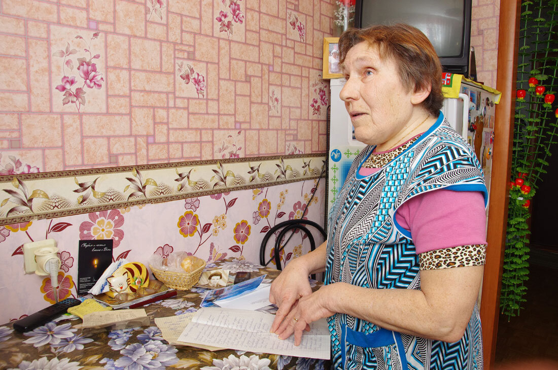 Мать Михаила Загораева – Александра Александровна который раз перечитывает весточки с войны