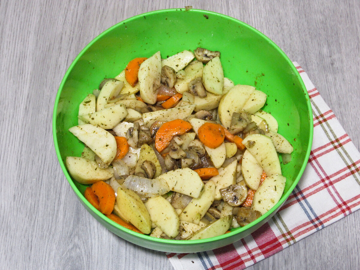 Сытное блюдо в пост: один из самых удачных рецептов приготовления картофеля с грибами в рукаве
